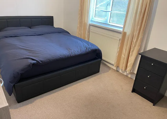Lodge Park - 2 Minutes Walk To Stoke Hospital