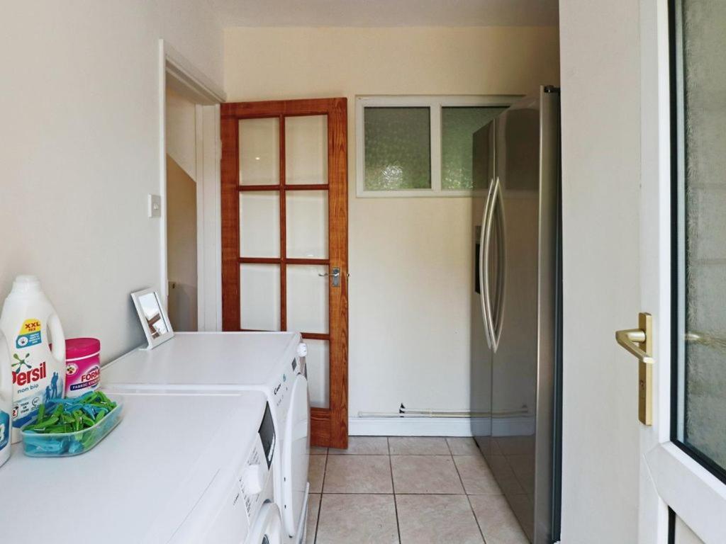 Park - 2 Minutes Walk To Hospital Homestay Stoke-on-Trent